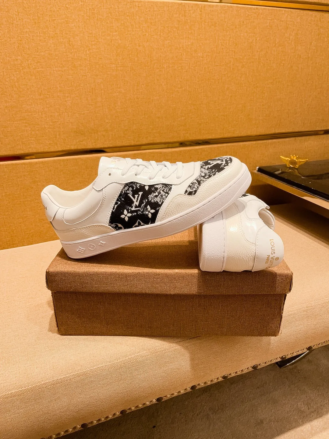 Men's shoes💰 400💰[LV]🔥Louis Vuitton, high-end men's shoes brand, official website 1:1 latest masterpiece: the upper is made of Italian imported first-layer cowhide with a comfortable and breathable lining➕original non-slip and wear-resistant outsole🔥, making walking more convenient and comfortable! An exclusive new model, a stunning work, a beautiful 1:1 replica [color] compared to the official quality! Create a fashionable personality to set off your uniqueness! A must-have for trendy men! Classic🔥Size: 38-44 Color: 🔥 2⃣️colors available🔥